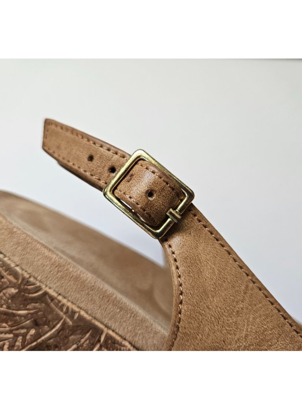 Women 7 1/2 Kenneth Cole Reaction 7 Pole- Arize Cognac emboss floral cork wedge - Picture 10 of 12